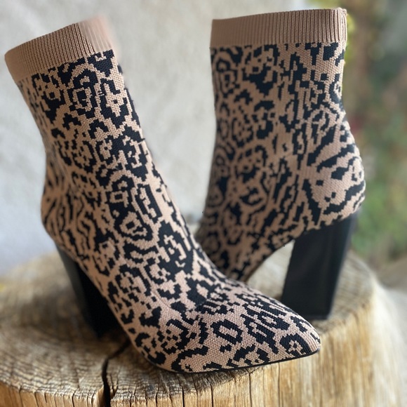 VINCE CAMUTO Setillen Booties In Leopard - Picture 3 of 9